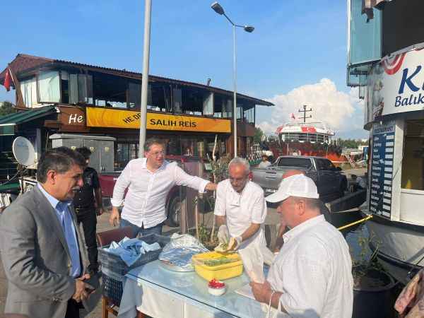 CHP’li vekiller balık ekmek dağıttı