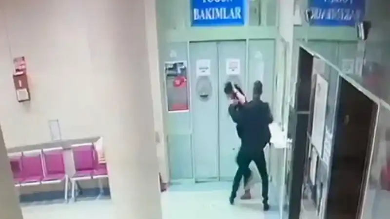 Annesinin ölüm haberini alan adam kadın doktoru hastanede darbetti
