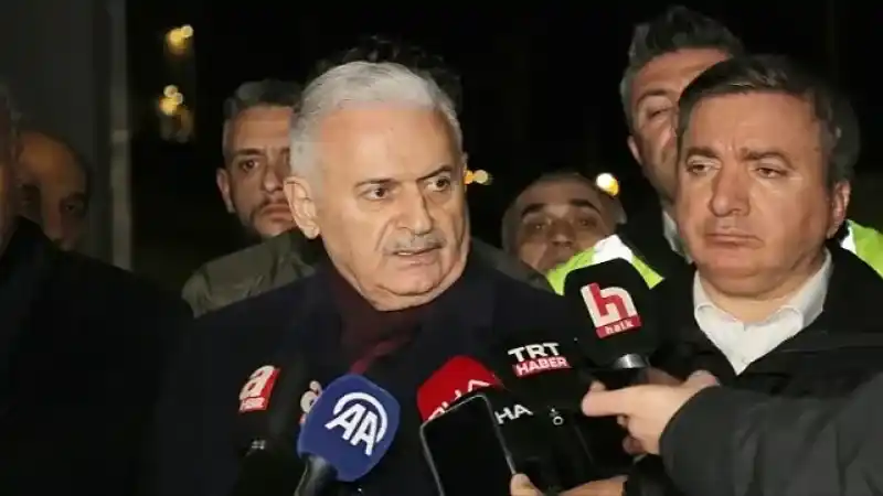 Mustafa Sandal'dan bomba paylaşım. 'Erzincan’ın yiğit evladı Binali yıldırım toprağı avuçlar'