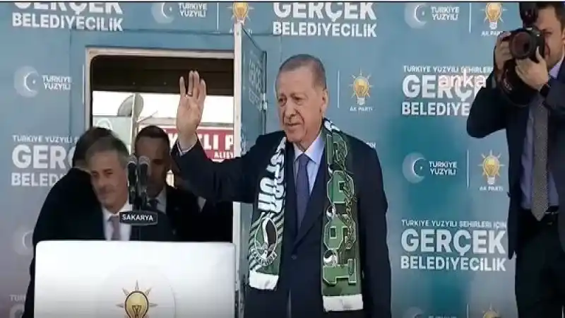 Erdoğan'ın mitinginde şok pankart. Apar topar kaldırıldı