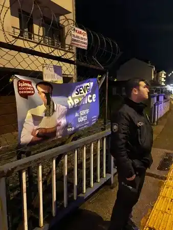 Sertif Gökçe'nin afişlerine çirkin saldırı