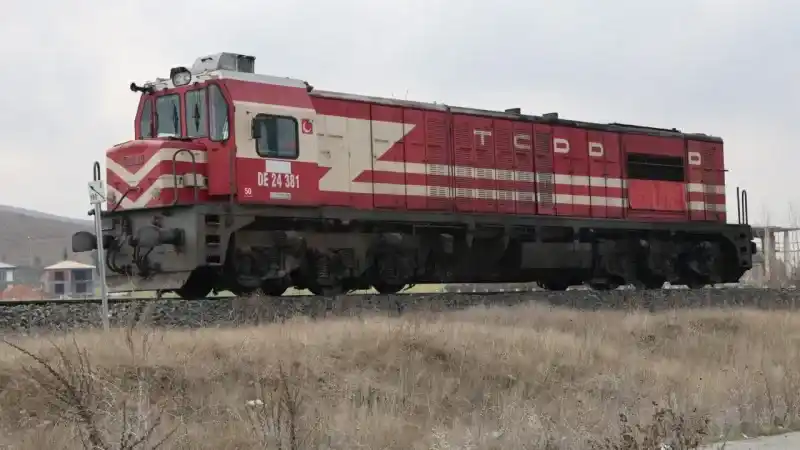 Yaşlı adama tren çarptı