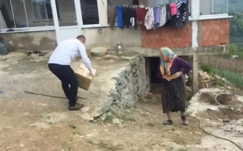 AKP'li belediye tarihi geçmiş ürünleri yardım diye vatandaşa dağıttı