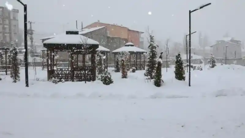 O ilde kış geri döndü: 21 yerleşim yerinin yolu ulaşıma kapandı