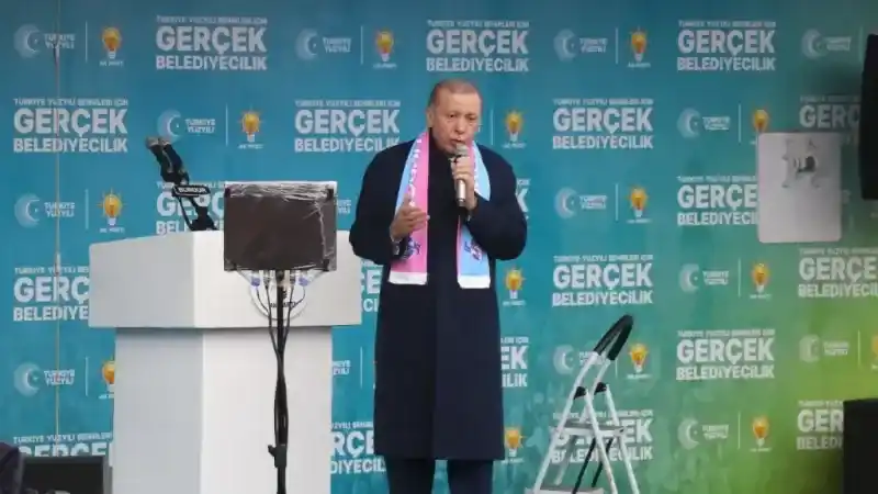 Cumhurbaşkanı Erdoğan: "Özgür efendi bıraksın bu darbe şakşakçılığını"