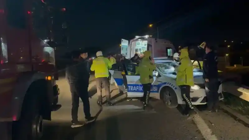 TEM’de polis aracı bariyere çarptı: 2 polis yaralı
