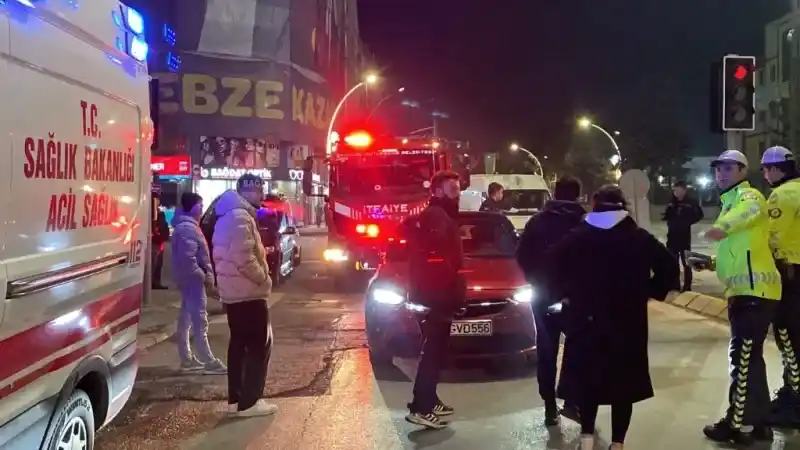 Hafif ticari araç otomobile çarptı: Yaralı var