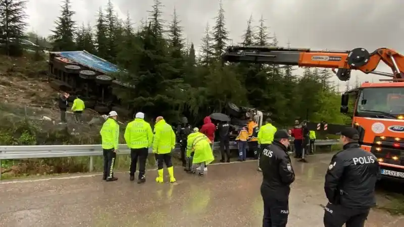 Kayganlaşan yolda bariyerlere çarpan tır ağaçlık alana uçtu: 1 ölü