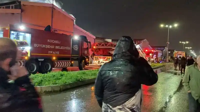 Geri dönüşüm deposundaki yangın söndürüldü: 5 iş yeri küle döndü