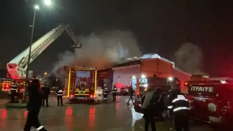 Geri dönüşüm deposundaki yangın söndürüldü: 5 iş yeri küle döndü