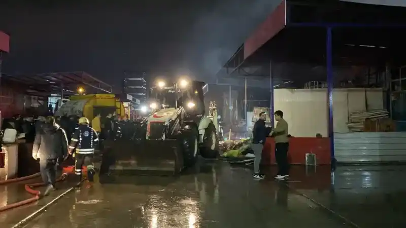 Geri dönüşüm deposundaki yangın söndürüldü: 5 iş yeri küle döndü