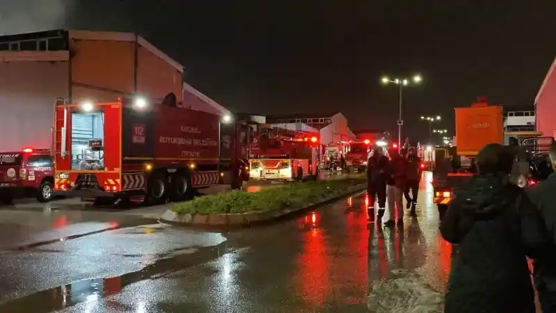Geri dönüşüm deposundaki yangın söndürüldü: 5 iş yeri küle döndü