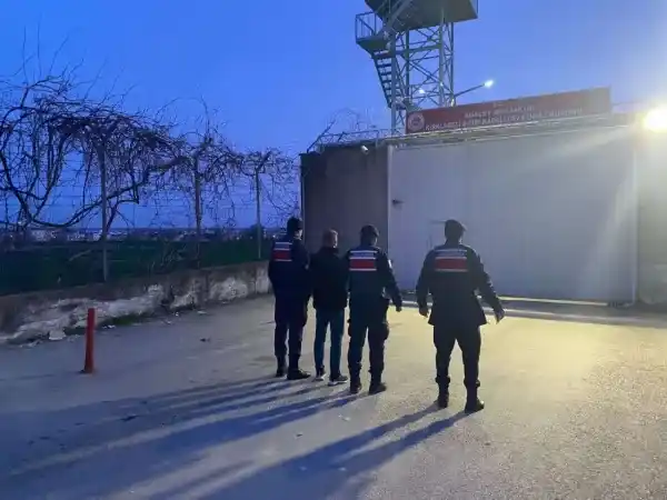 Yüzlerce kaçak göçmen yakalandı