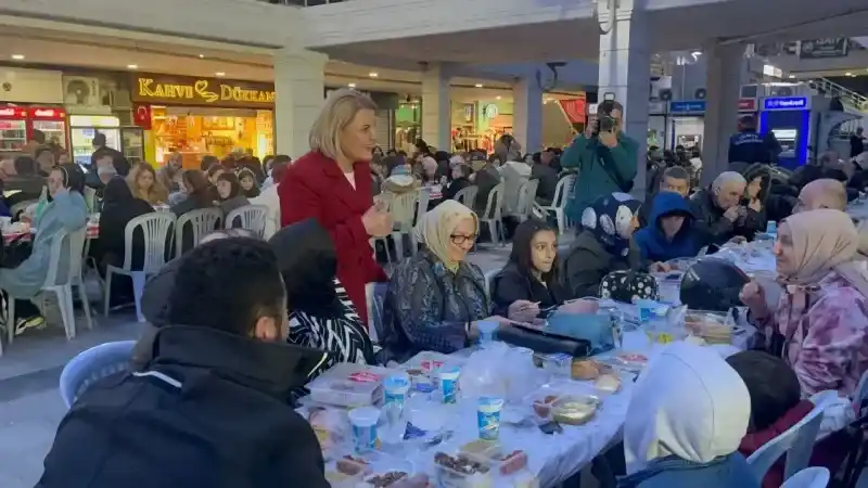 Tıklım tıklım iftar programında meclis çoğunluğunu istedi