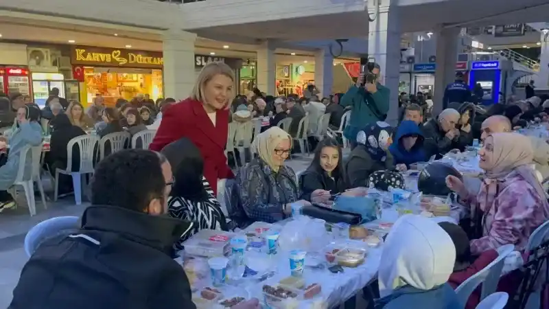 Tıklım tıklım iftar programında meclis çoğunluğunu istedi