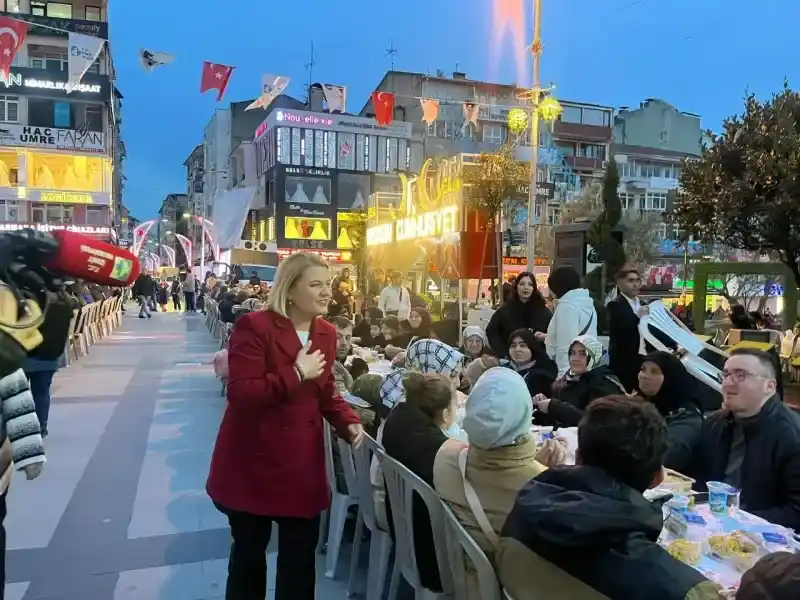 Tıklım tıklım iftar programında meclis çoğunluğunu istedi