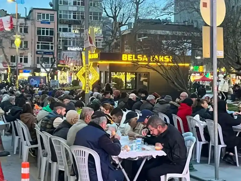 Tıklım tıklım iftar programında meclis çoğunluğunu istedi