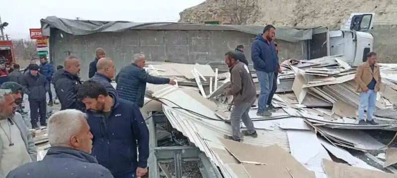 Tır otomobille çarpıştı: Ölü ve yaralılar var!