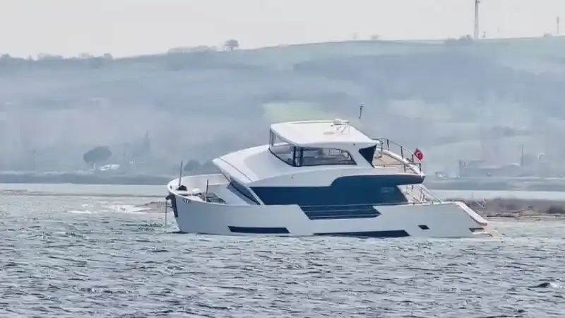 Çanakkale'de tekne karaya oturdu!