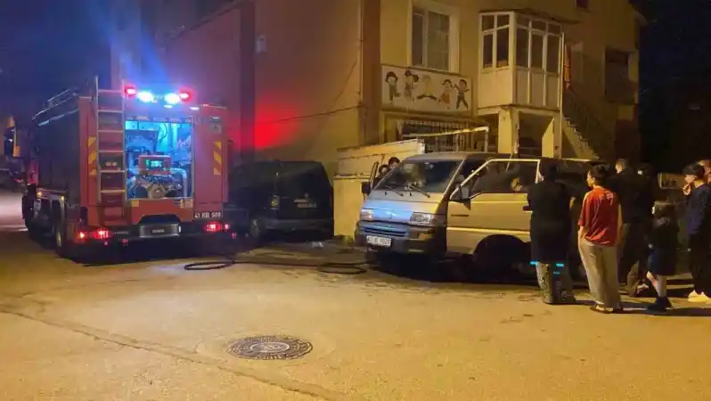 Park halindeki araçta yangın çıktı