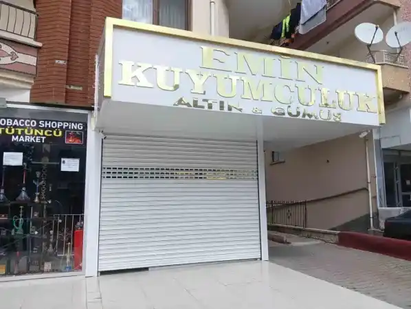 Derdest ettikleri kuyumcuyu gasp eden silahlı soyguncular kamerada