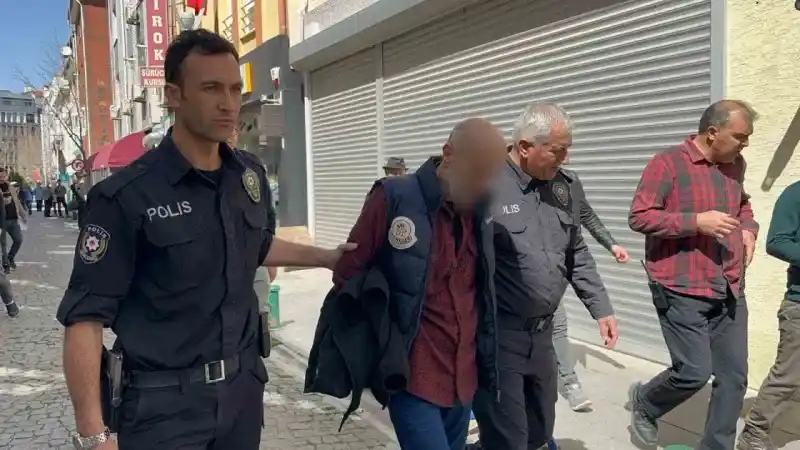 Alkol çaldığı marketin çalışanlarına bıçak çekti, kovalamaca sonucu yakalandı
