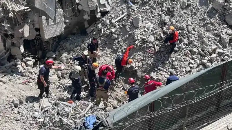 Yıkım yapılırken göçük altında kalan işçi hayatını kaybetti