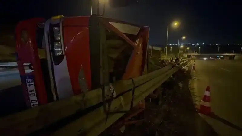Virajı dönemeyen odun yüklü kamyon devrildi: Yaralı var