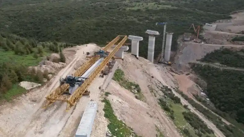7 ayaklı köprüye 60 adet kiriş montajı yapılacak