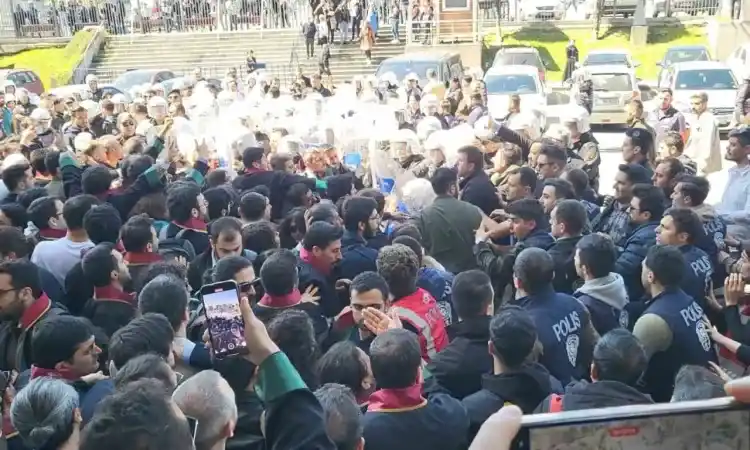 Van’daki başkan değişikliğine ilişkin protesto yapmak isteyen avukatlara müdahale