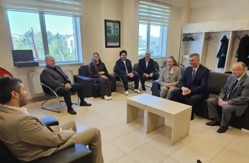 Başkan Sezer'den avukatlara jest!