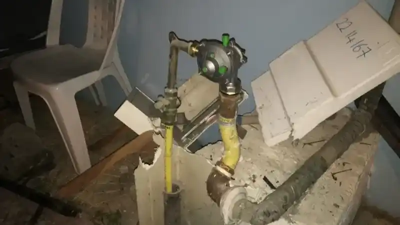 Gaz pedalı takılı kalan otomobil doğal gaz kutusuna çarptı