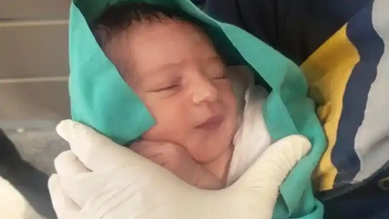 Yeni doğmuş bebek cami avlusunda terk edildi
