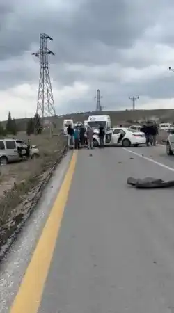 Karşı yönden gelen iki otomobil çarpıştı: 1'i ağır, çok sayıda yaralı!