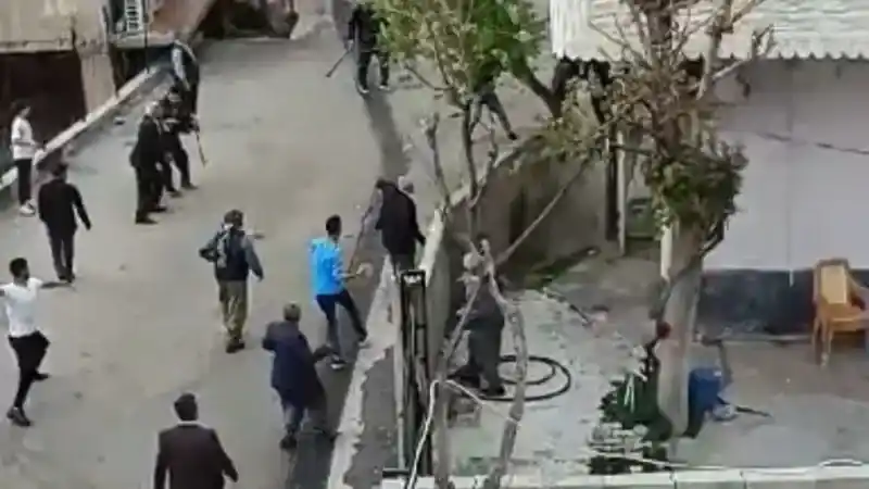 Sokağa çıkma yasağı ilan edildi. AKP ile Yeniden Refah arasında taşlı sopalı seçim kavgası