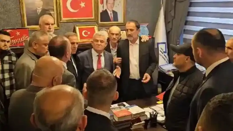 Seçimi kaybeden belediye başkanı milletvekiline çiçek fırlatıp hakaret etti