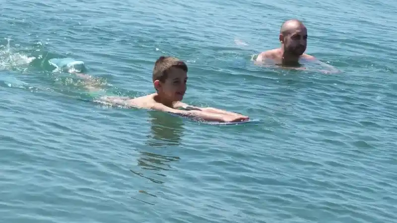 Deniz sezonu tatilcilerle erken açıldı