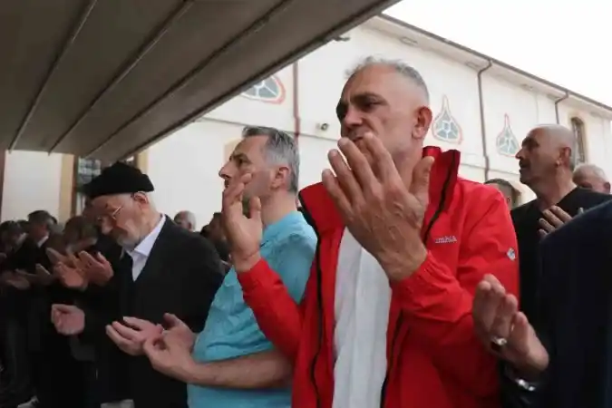 Hamas liderinin oğulları ve torunları için gıyabi cenaze namazı kılındı