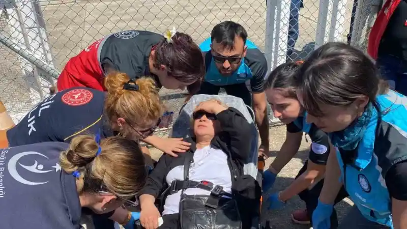 21 saattir havada mahsur kaldı, helikopterden iner inmez yeri öptü