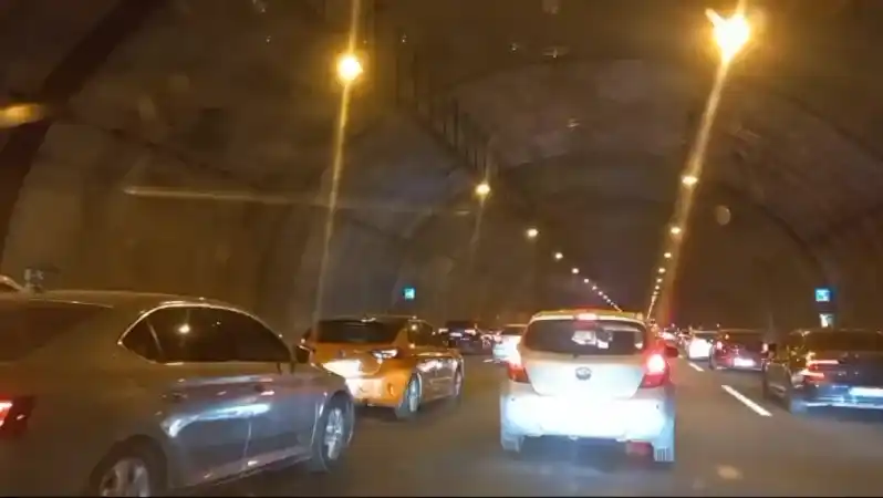 Düzce-İstanbul yolunda meydana gelen kaza trafiği felç etti