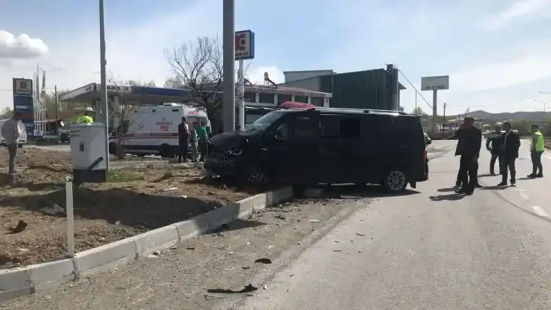 Minibüs ve hafif ticari araç çarpıştı: 15 yaralı