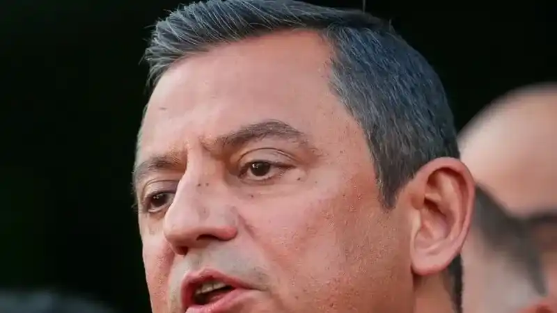 CHP Genel Başkanı Özgür Özel, ameliyatlardan sonra saçını boyattı!