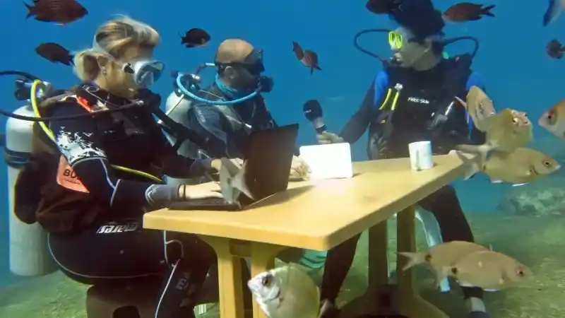 Deniz dibinde turizm toplantısı yaptılar