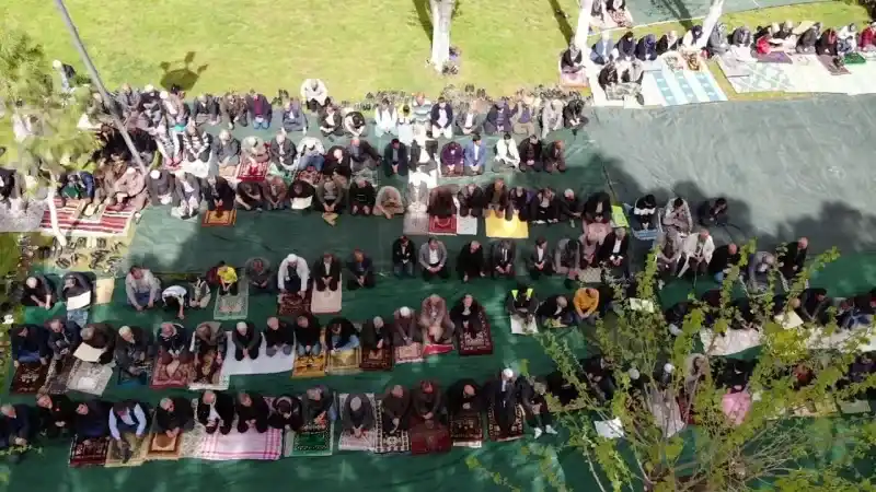 O ilde yüzlere kişi yağmur duasına çıktı