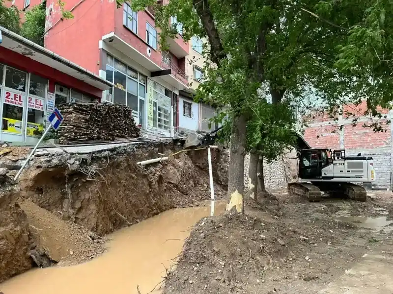 İstinat duvarı ikinci kez çöktü: 5 katlı bina boşaltıldı