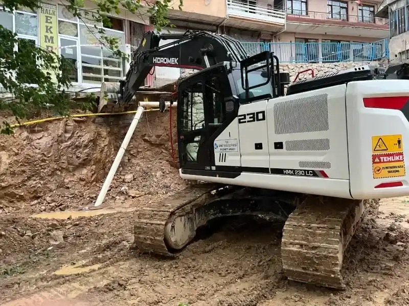İstinat duvarı ikinci kez çöktü: 5 katlı bina boşaltıldı