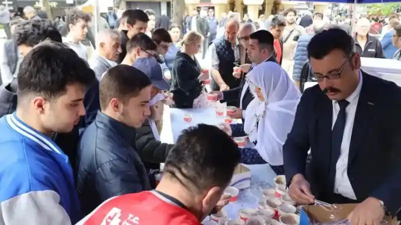 İzmit Belediyesi Şehitlerimizin anısına helva dağıttı