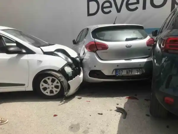 Park etmek isterken kontrolden çıkan otomobil, otomobillere çarparak durdu