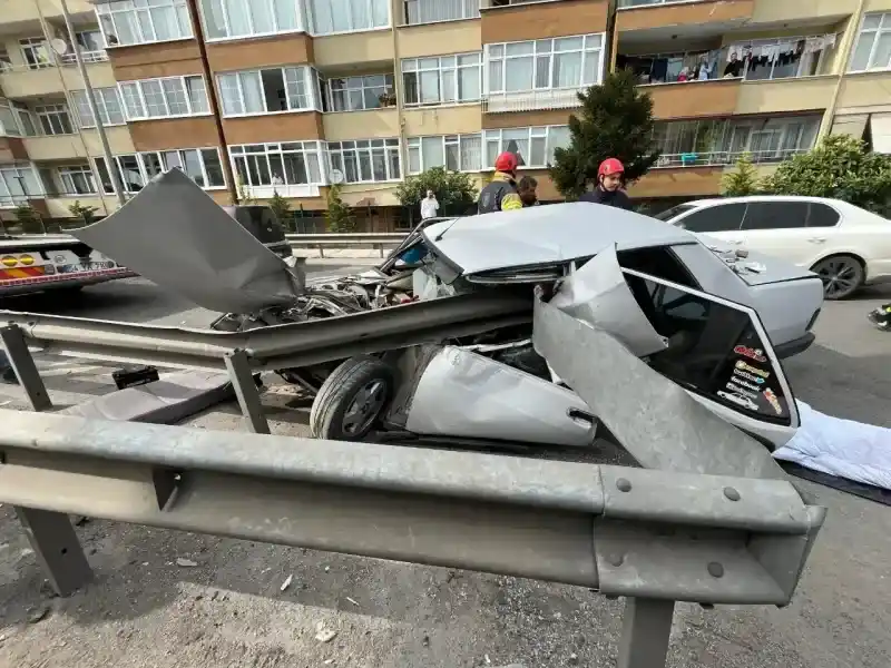Otomobiliyle bariyerlere çarpan sürücü olay yerinde can verdi