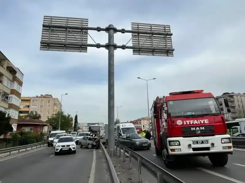 Otomobiliyle bariyerlere çarpan sürücü olay yerinde can verdi